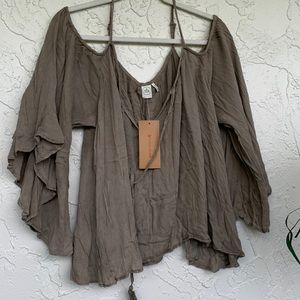 Bohemian blouse sleeve peasant style very ample flowy blouse.  Lightweight.